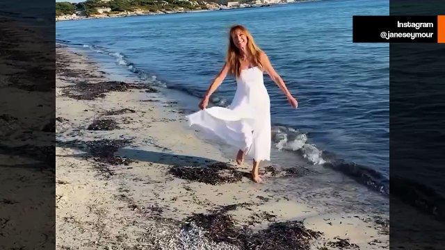 Jane Seymour betovert op blote voeten op het strand op 74-jarige leeftijd: “Een nieuwe kans om opnieuw te beginnen”