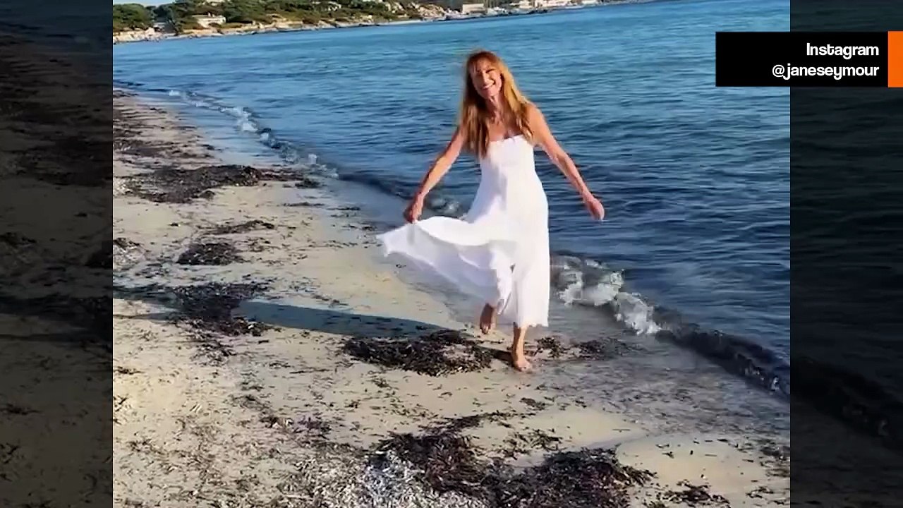 Jane Seymour betovert op blote voeten op het strand op 74-jarige leeftijd: “Een nieuwe kans om opnieuw te beginnen”