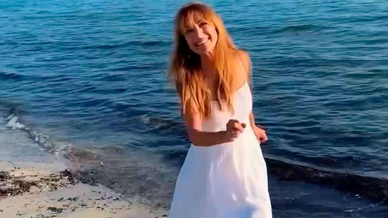 Jane Seymour stuns barefoot on the beach at 74:...