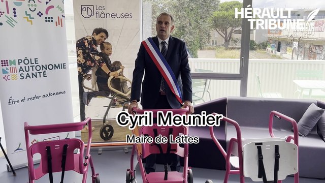Le maire de Lattes Cyril Meunier présente une flaneuse , un fauteuil à roulettes, au Pôle autonomie santé