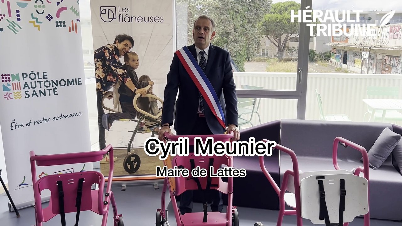 Le maire de Lattes Cyril Meunier présente une "flaneuse", un fauteuil à roulettes, au Pôle autonomie santé