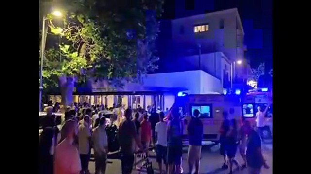 Terracina, folla davanti al ristorante stellato Essenza subito dopo il crollo del tetto