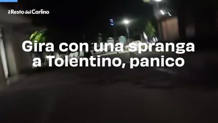 Gira con una spranga a Tolentino, panico