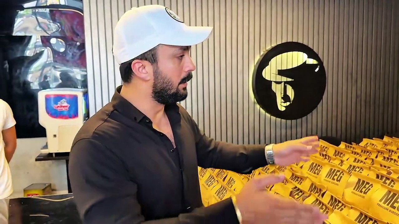 Finally Ayat Zahra ki Mannat puri hui🥺One Thousand Burgers for Niyaz🙏🏻