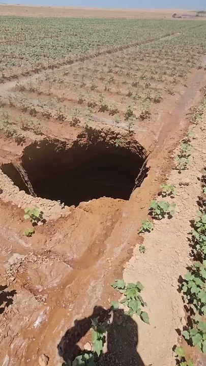 Akçakale'de Tarlada Obruk Oluştu