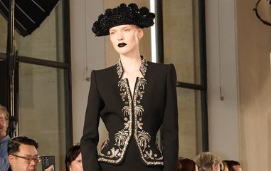 رحلة زمنية سريالية تجسّدها مجموعة Schiaparelli هوت كوتور خريف 2025 -2026