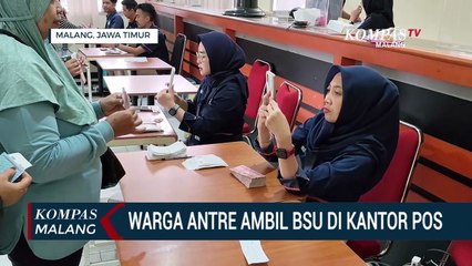 Warga Antre Ambil BSU di Kantor Pos