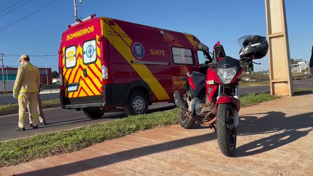 Motociclista cai após derrapar em óleo no viaduto do Gauchão, PR-323, em Umuarama