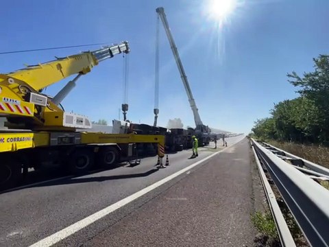 Camion ribaltato in autostrada: le operazioni di recupero del mezzo
