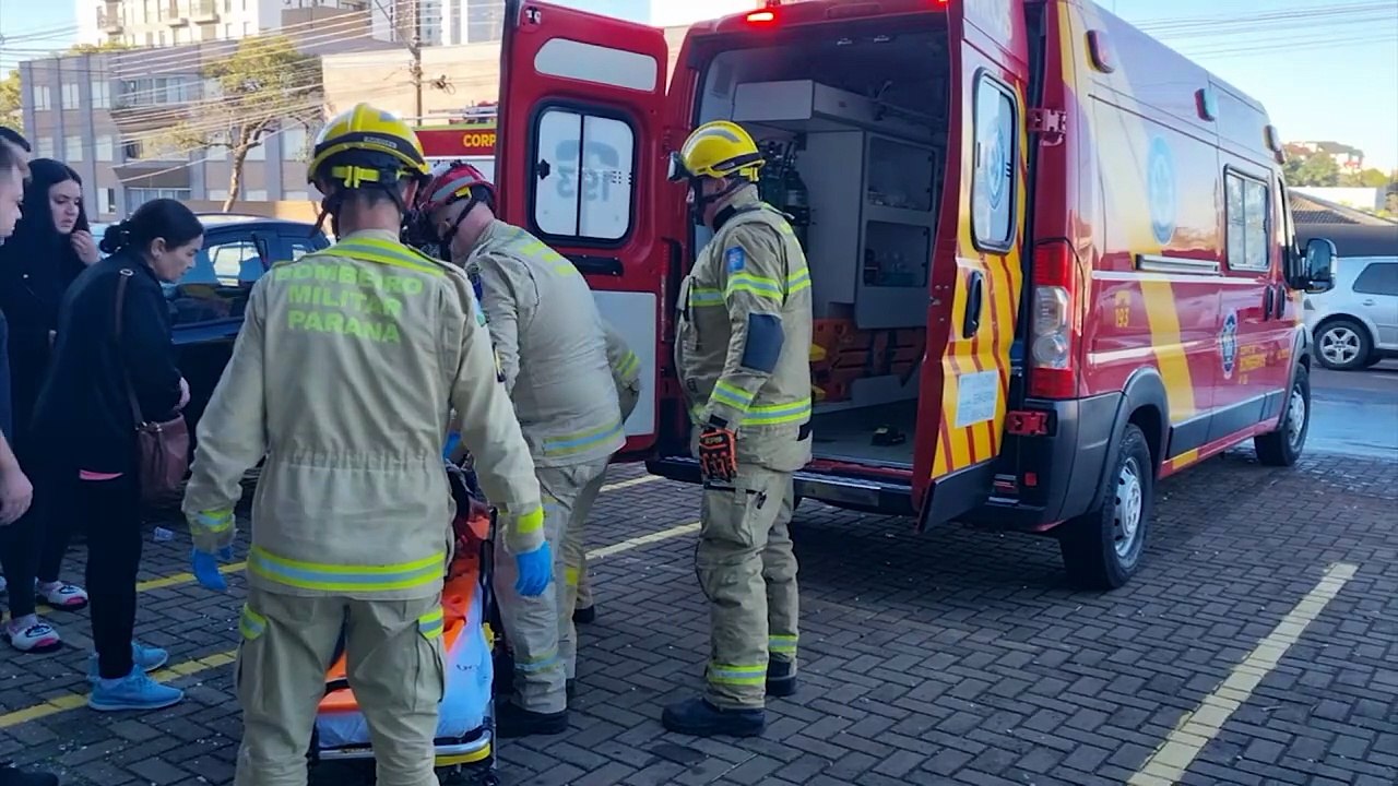 Carro invade loja no Centro de Cascavel e condutora fica ferida