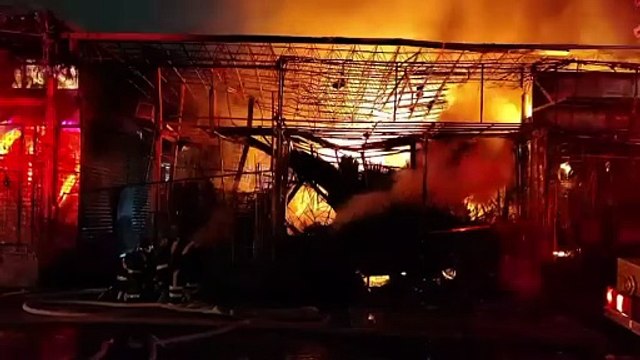 Dos incendios simultáneos movilizan a cuerpos de emergencia en el Centro Histórico