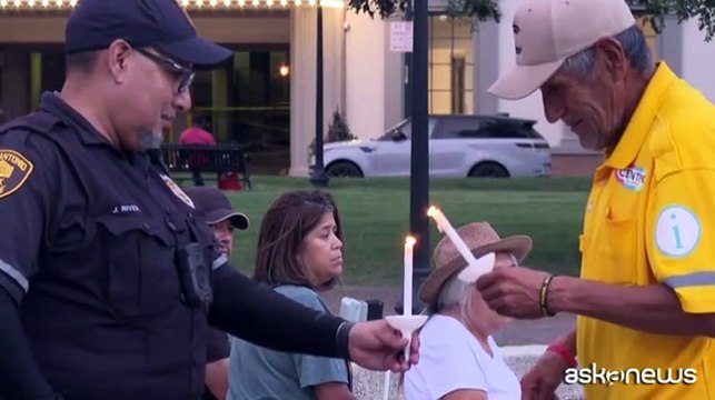 Una veglia per ricordare oltre 100 vittime delle inondazioni in Texas