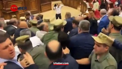 Komşuda kazan kaynıyor! Meclis karıştı: Yumruklar havada uçuştu!