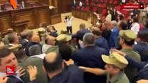 Ermenistan Parlamentosu’nda vekiller birbirine girdi