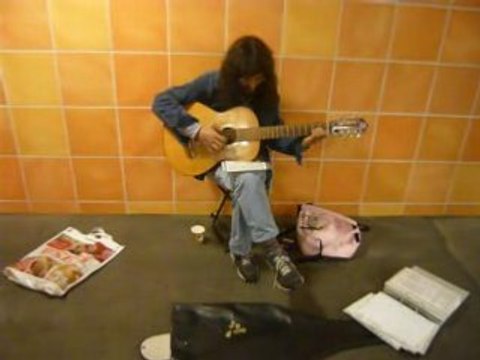 Les Amoureux des Bancs Publics im U-Bahn Rosenthaler Platz