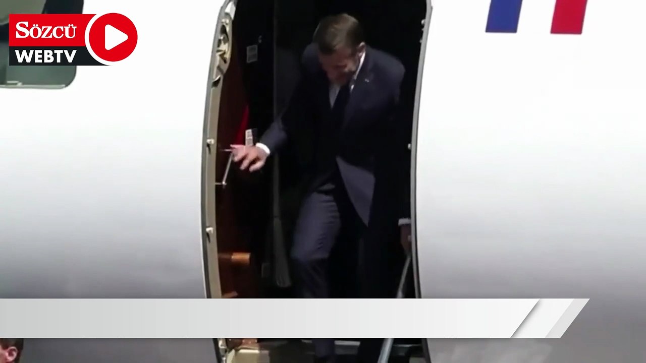 Eşini uçaktan indirmekten isteyen Macron'un eli havada kaldı