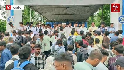 દાહોદમાં રેલવેના કારખાના બહાર હજારો બેરોજગાર યુવાનોનો હલ્લાબોલ, સ્થાનિકોને નોકરી આપવાની માંગ