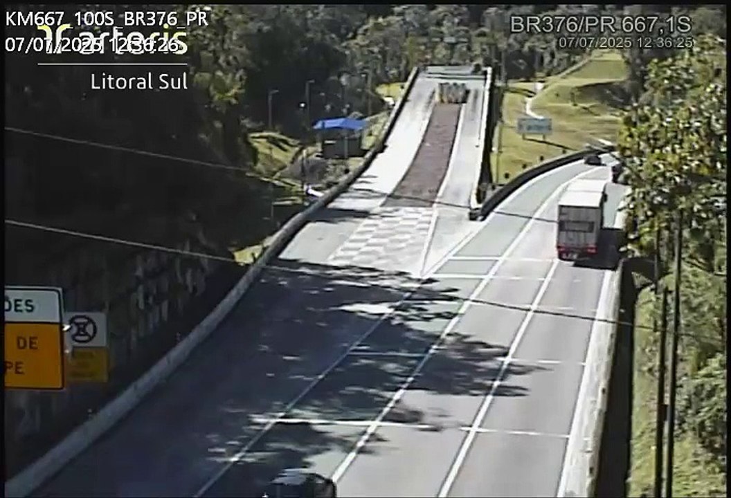 Caminhão sem freios levanta nuvem de fumaça com manobra para evitar acidente na BR-376