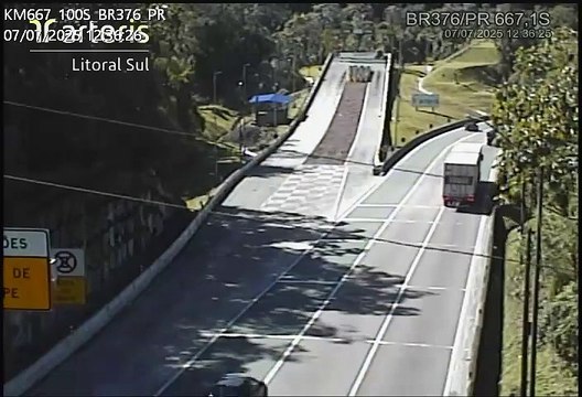 Caminhão sem freios levanta nuvem de fumaça com manobra para evitar acidente na BR-376