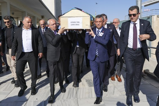 Özgür Özel ile Kemal Kılıçdaroğlu, Namık Tan'ın annesi Günsel Tan'ı son yolculuğuna uğurladı