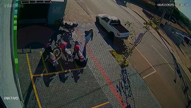 Honda Biz de placas AUU-1692 é furtada em poucos segundos no Centro de Cascavel; ação foi flagrada por câmera de segurança