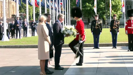 Starmer and Macron lay wreaths at Churchill statue