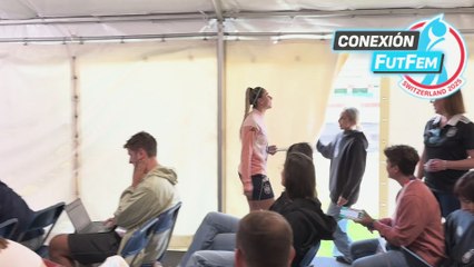 ATHENEA se RÍE con la PRENSA y hace una PROMESA entre CARCAJADAS