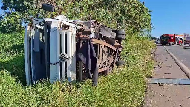 Condutor fica gravemente ferido após colisão entre carro e caminhão na PR-323
