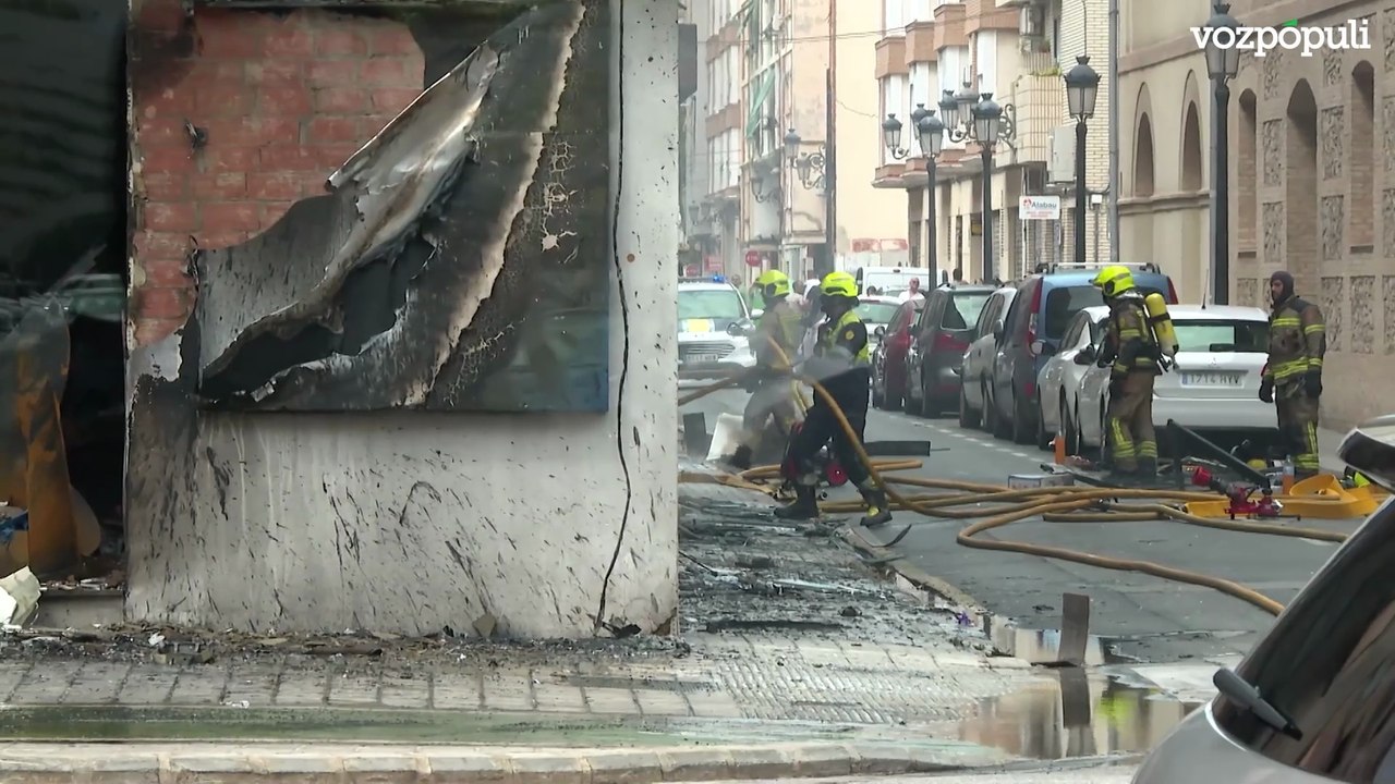 Atendidos once vecinos por inhalación de humo en un incendio de un local en Valencia