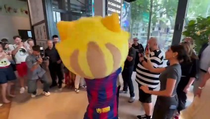 El abrazo de Laporta a CAT en la exposición 'Creando personajes de cine"