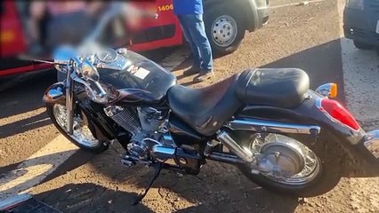 Jovem de 26 anos fica ferido em queda de moto no Santo Onofre