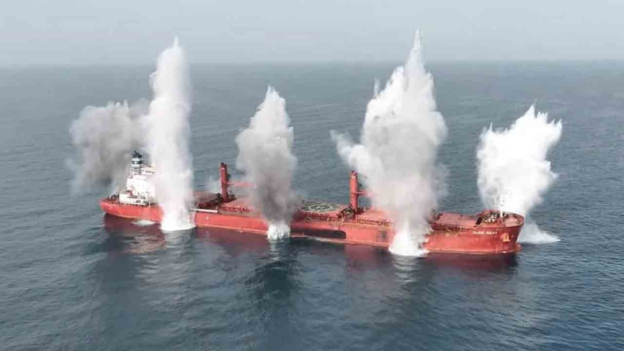 Video visar hur Houthi-rebeller sänker fraktfartyget Magic Seas