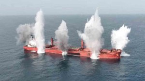 Video toont zinken van vrachtschip Magic Seas door Houthi-rebellen