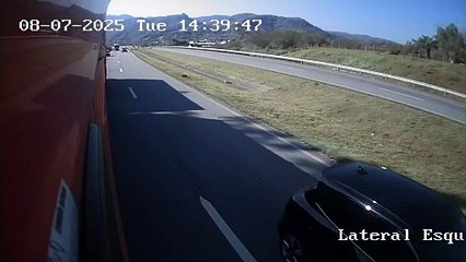 Carro capota com quase 100 kg de maconha na Grande Florianópolis após perseguição alucinante