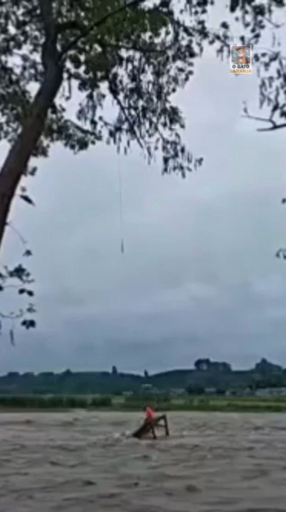 Drone resgata homem preso em rio na China