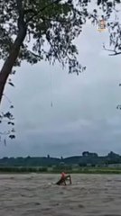 Drone resgata homem preso em rio na China