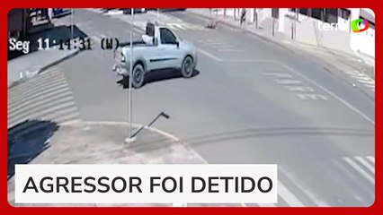 Idosa leva 'voadora' em cima de bicicleta, cai no meio da via e fica ferida em MS