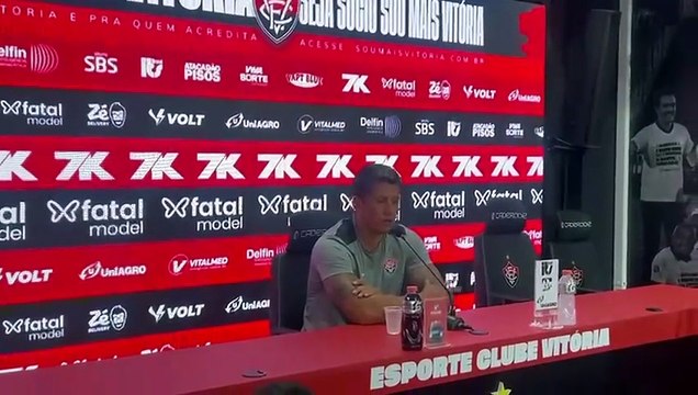 Carpini admite noite “vergonhosa”, mas diz que não teme demissão no Vitória