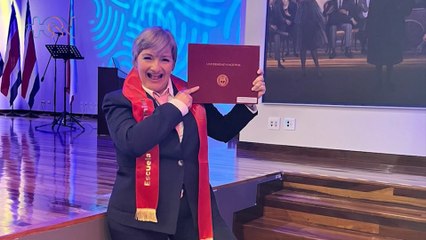 mqn-Repitió 13 veces una materia pero a los 47 años se graduó con honores de la universidad-090725