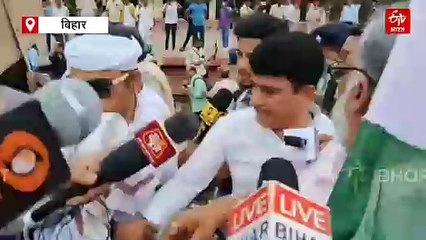 बिहार बंद के समर्थन में राहुल गांधी पटना पहुंचे, भैंस के साथ सड़क पर लेट गए राजद नेता
