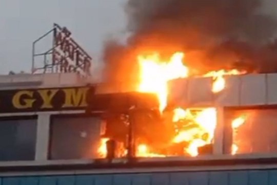 Raipur News: रायपुर के गोल्ड जिम में लगी भीषण आग, देखते ही देखते धुए का बना गुबार, देखें वीडियो