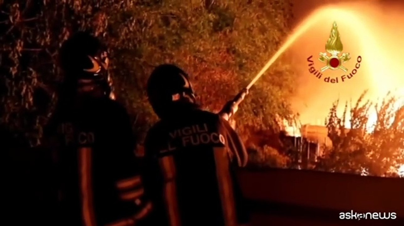 Caserta, in fiamme un'azienda di rifiuti nel comune di Pastorano