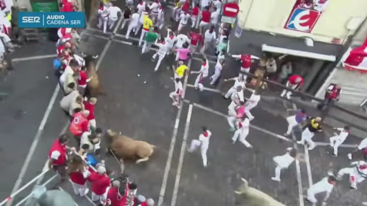 Susto en San Fermín: un toro engancha y arrastra varios metros a un mozo por la calle Estafeta