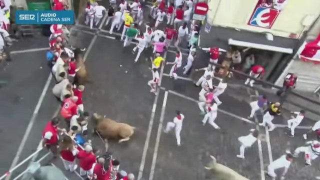 Susto en San Fermín: un toro engancha y arrastra varios metros a un mozo por la calle Estafeta