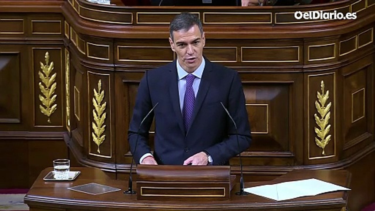 Sánchez comienza su intervención con un recuerdo a Suso Díaz, el padre de Yolanda Díaz, fallecido este martes