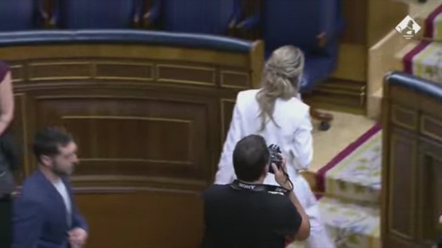 Yolanda Díaz recibe las condolencias de sus compañeros a su llegada al Congreso de los Diputados