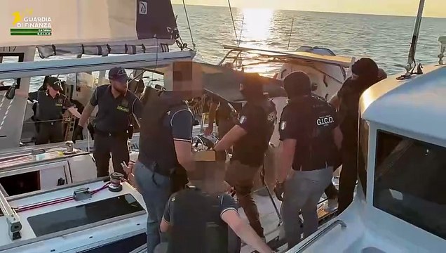 Eolie, a bordo di una barca a vela 150 chili di marijuana: blitz della Finanza