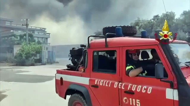 Oltre 100 incendi di vegetazione in 24 ore nel Catanese: superlavoro per i Vigili del Fuoco