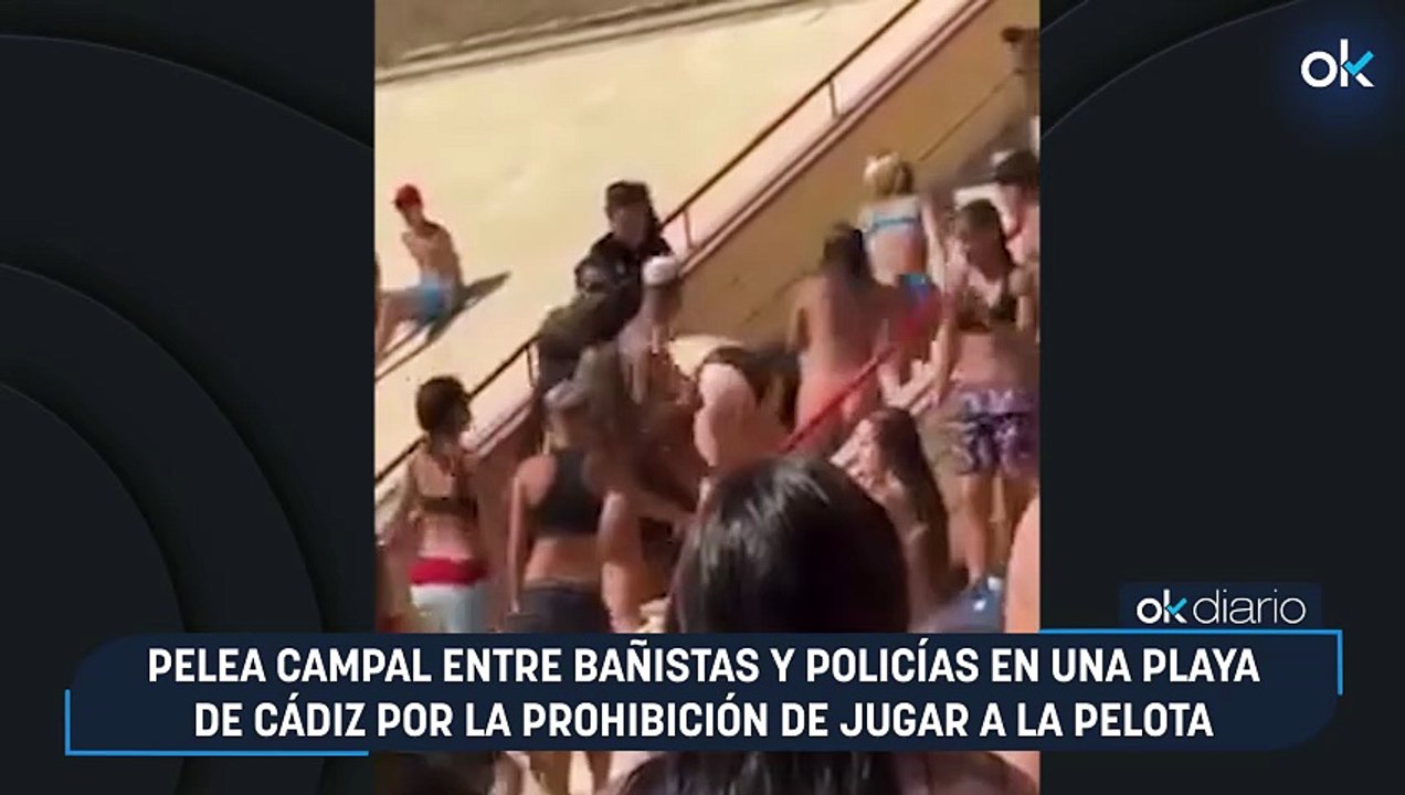 Pelea campal entre bañistas y policías en una playa de Cádiz por la prohibición de jugar a la pelota