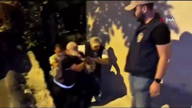 Leman Dergisi’nde yer alan Hz. Muhammed ve Hz. Musa’nın karikatürize edilmiş görsellerinin bulunduğu karikatürün yayımlanmasına yönelik yürütülen soruşturma kapsamında, firari yazı işleri müdürü Aslan Özdemir’in bugün İstanbul Havalimanı’n